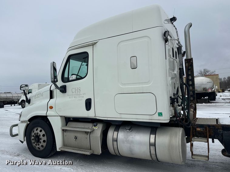 image for item FK1558 2015 Freightliner Cascadia semi truck