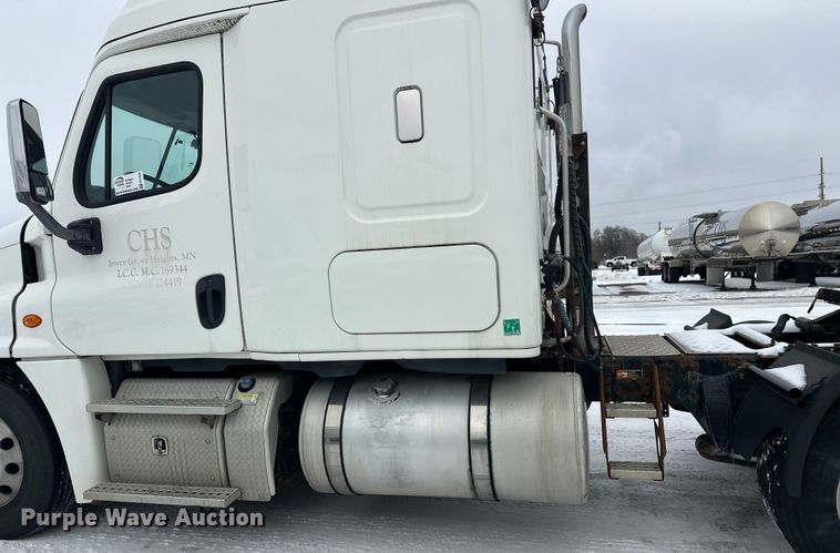 image for item FK1558 2015 Freightliner Cascadia semi truck