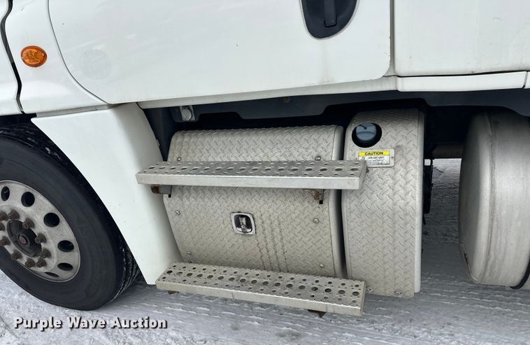 image for item FK1558 2015 Freightliner Cascadia semi truck