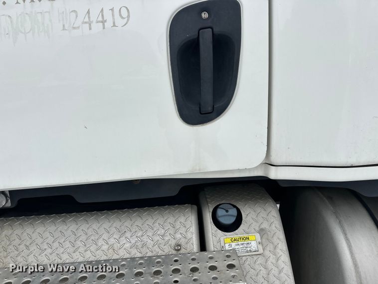 image for item FK1558 2015 Freightliner Cascadia semi truck