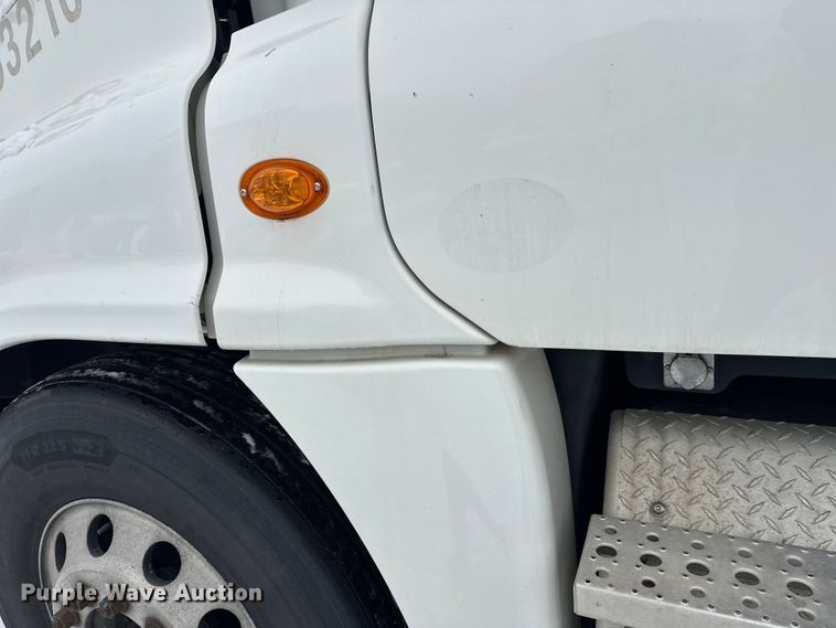 image for item FK1558 2015 Freightliner Cascadia semi truck