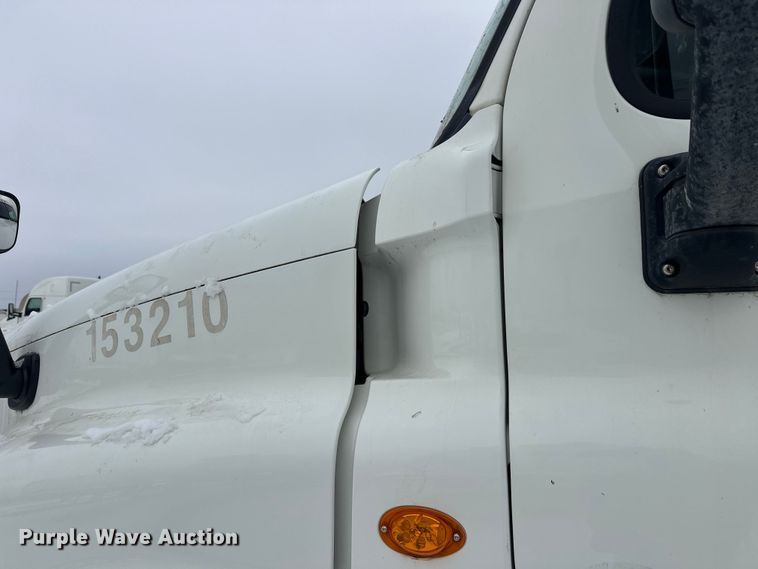 image for item FK1558 2015 Freightliner Cascadia semi truck