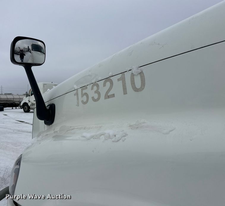 image for item FK1558 2015 Freightliner Cascadia semi truck