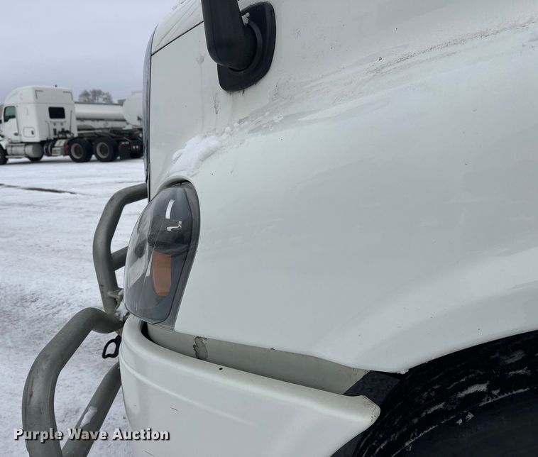 image for item FK1558 2015 Freightliner Cascadia semi truck