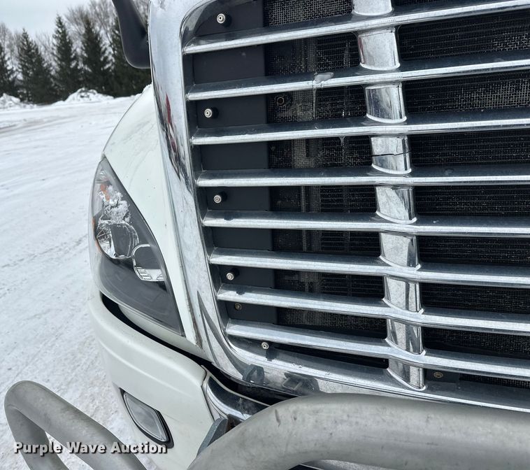 image for item FK1558 2015 Freightliner Cascadia semi truck