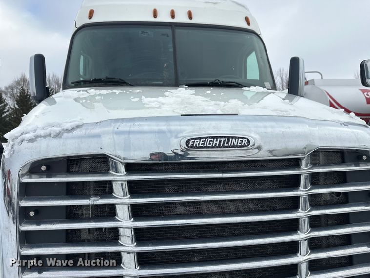 image for item FK1558 2015 Freightliner Cascadia semi truck