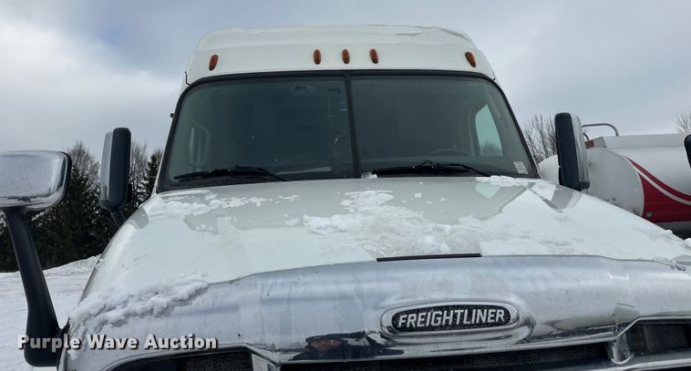 image for item FK1558 2015 Freightliner Cascadia semi truck