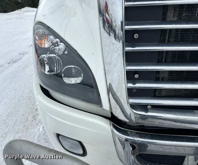 image for item FK1558 2015 Freightliner Cascadia semi truck