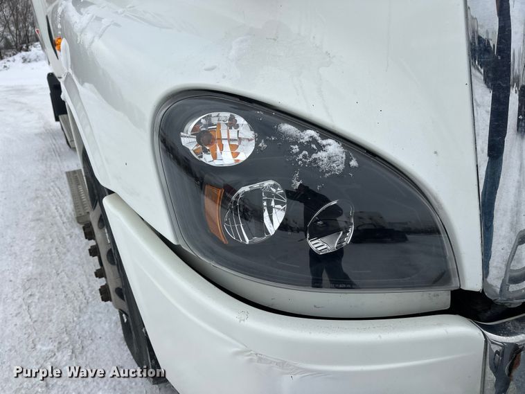 image for item FK1558 2015 Freightliner Cascadia semi truck