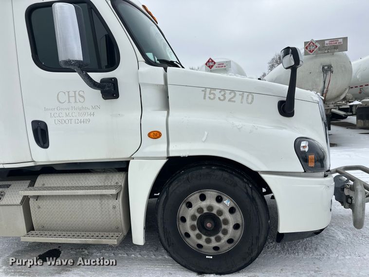 image for item FK1558 2015 Freightliner Cascadia semi truck