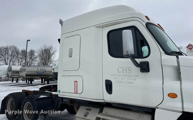 image for item FK1558 2015 Freightliner Cascadia semi truck
