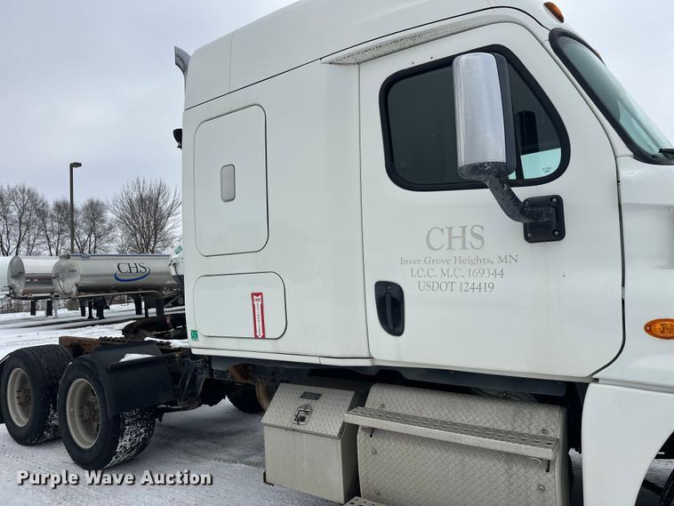 image for item FK1558 2015 Freightliner Cascadia semi truck