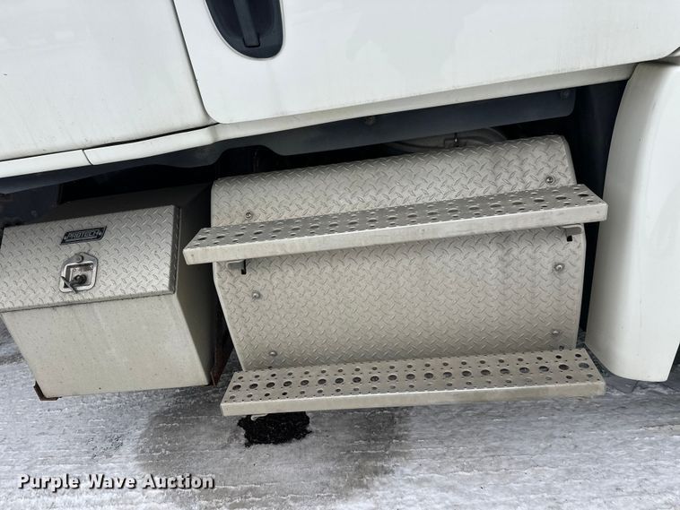 image for item FK1558 2015 Freightliner Cascadia semi truck