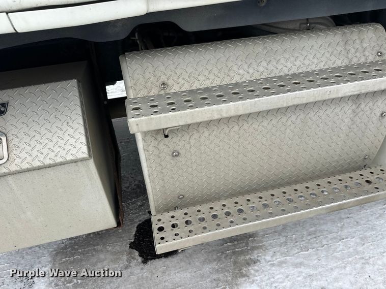 image for item FK1558 2015 Freightliner Cascadia semi truck