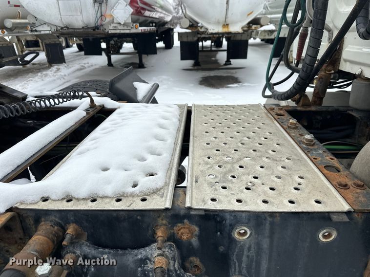 image for item FK1558 2015 Freightliner Cascadia semi truck