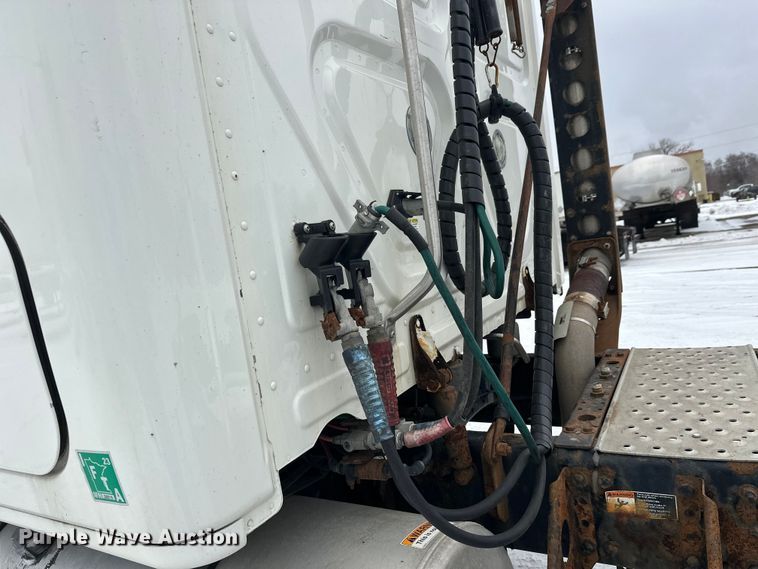 image for item FK1558 2015 Freightliner Cascadia semi truck