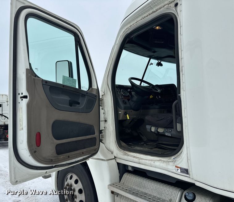 image for item FK1558 2015 Freightliner Cascadia semi truck