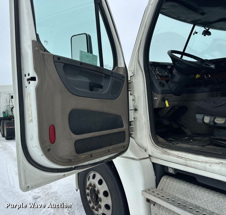 image for item FK1558 2015 Freightliner Cascadia semi truck