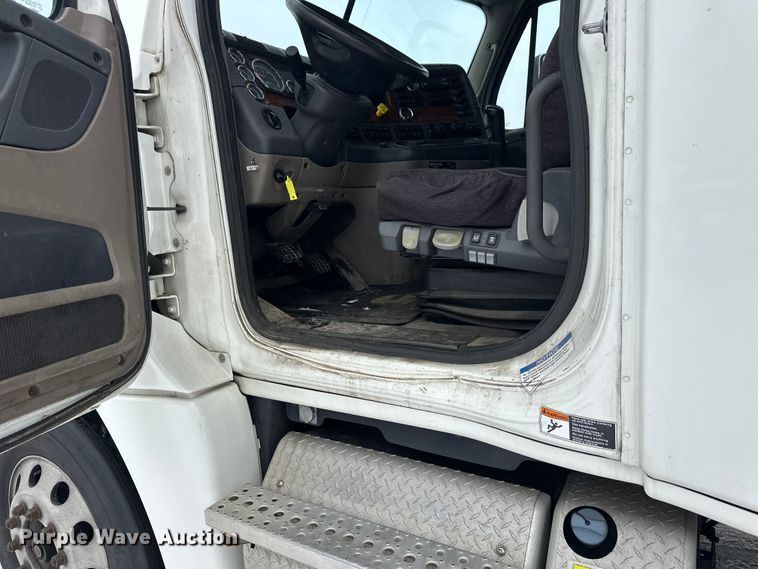 image for item FK1558 2015 Freightliner Cascadia semi truck