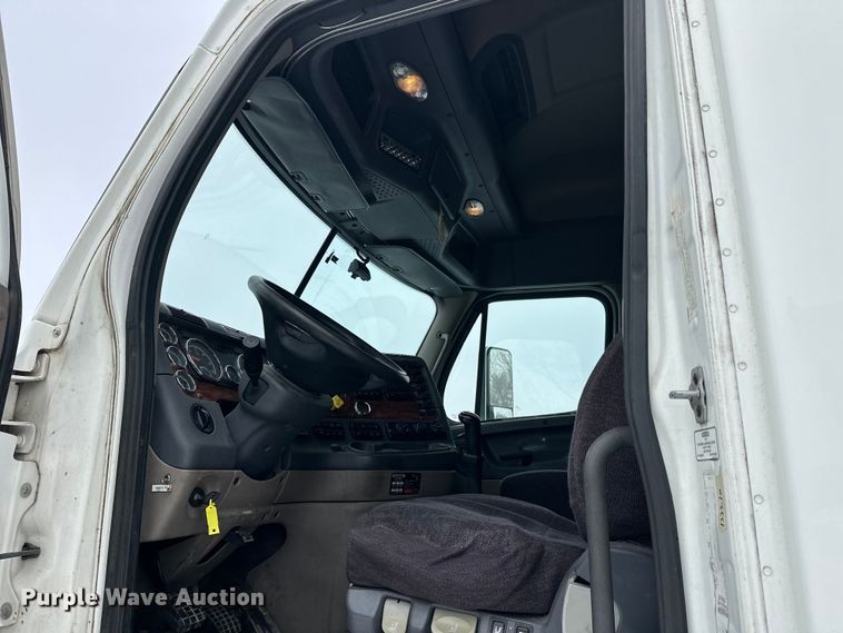 image for item FK1558 2015 Freightliner Cascadia semi truck