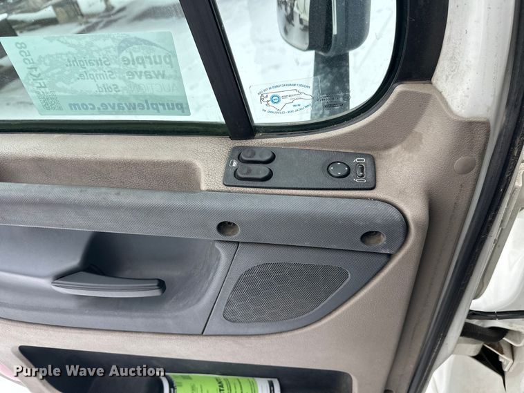 image for item FK1558 2015 Freightliner Cascadia semi truck