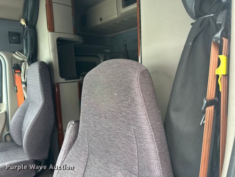 image for item FK1558 2015 Freightliner Cascadia semi truck