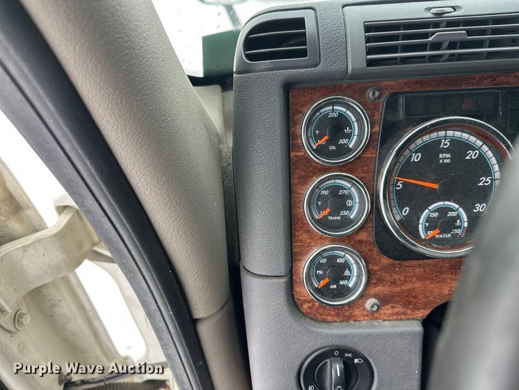 image for item FK1558 2015 Freightliner Cascadia semi truck