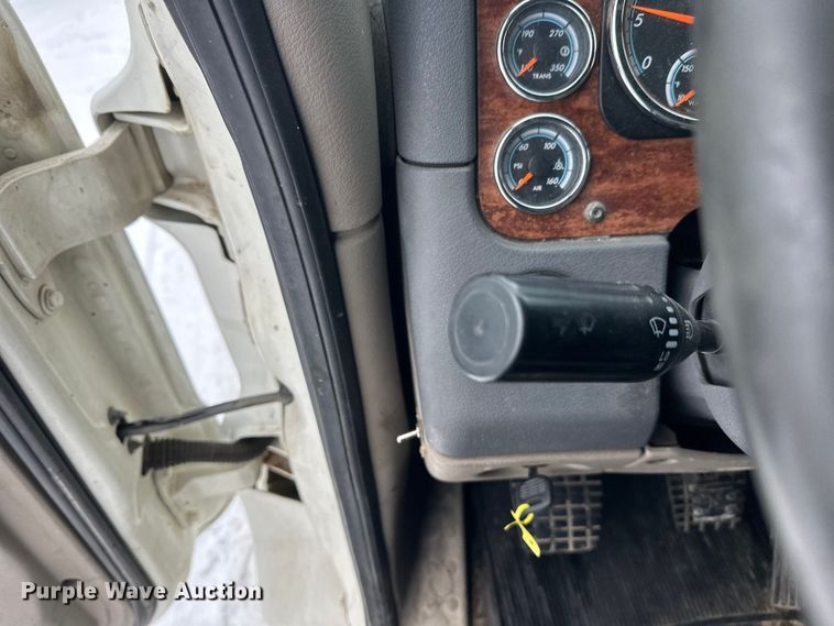 image for item FK1558 2015 Freightliner Cascadia semi truck