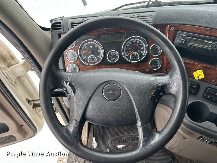 image for item FK1558 2015 Freightliner Cascadia semi truck