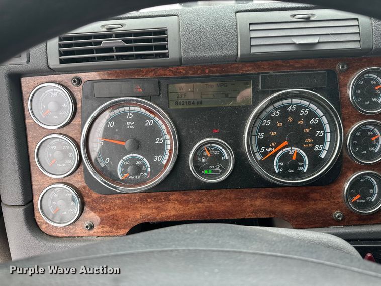 image for item FK1558 2015 Freightliner Cascadia semi truck