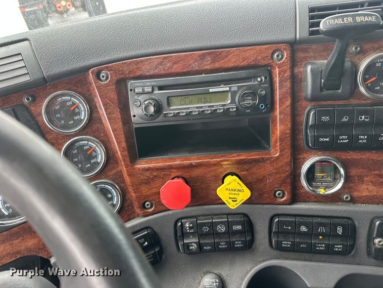 image for item FK1558 2015 Freightliner Cascadia semi truck