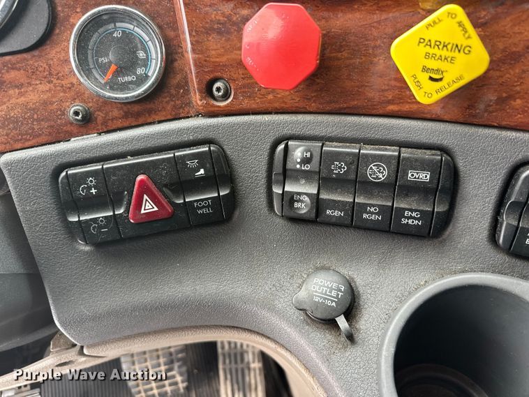 image for item FK1558 2015 Freightliner Cascadia semi truck