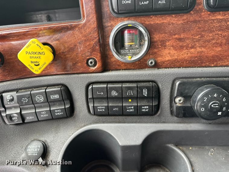 image for item FK1558 2015 Freightliner Cascadia semi truck