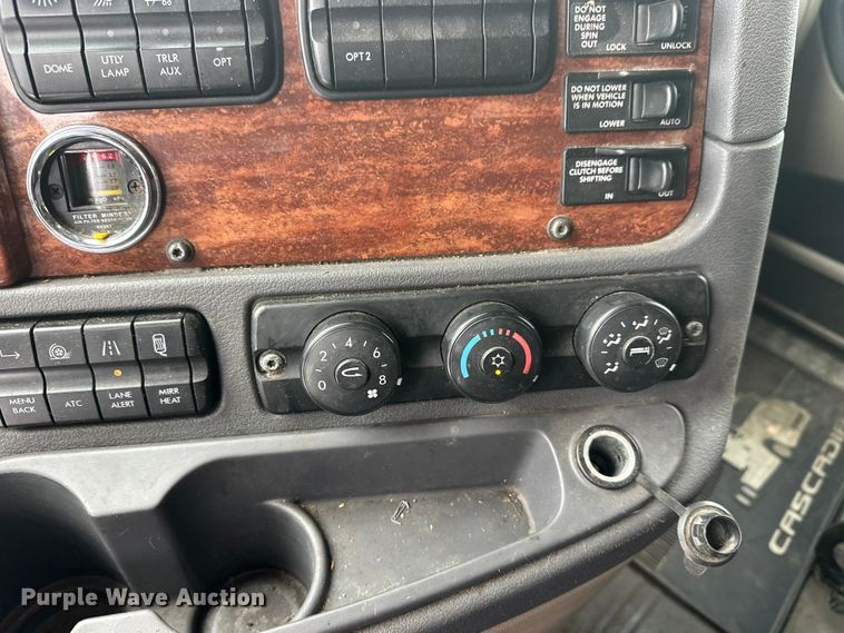 image for item FK1558 2015 Freightliner Cascadia semi truck