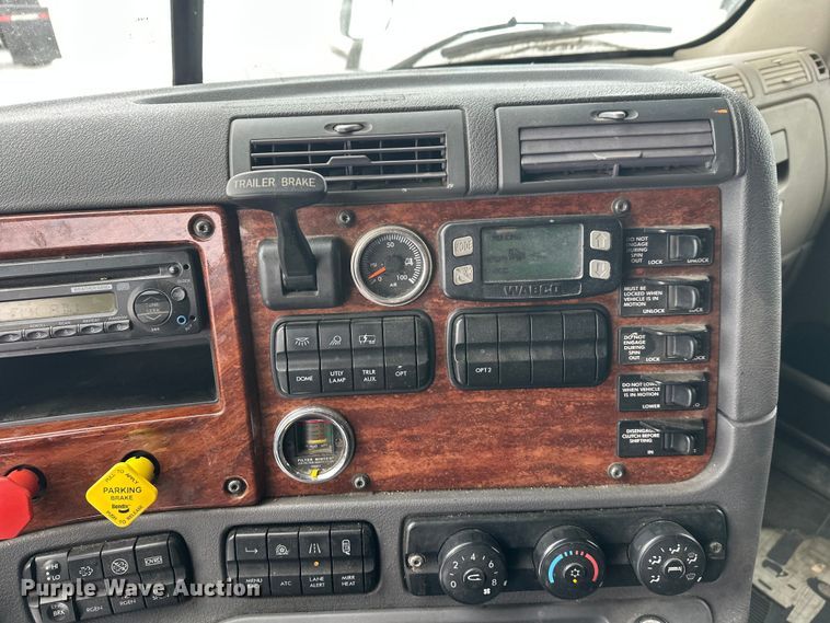 image for item FK1558 2015 Freightliner Cascadia semi truck