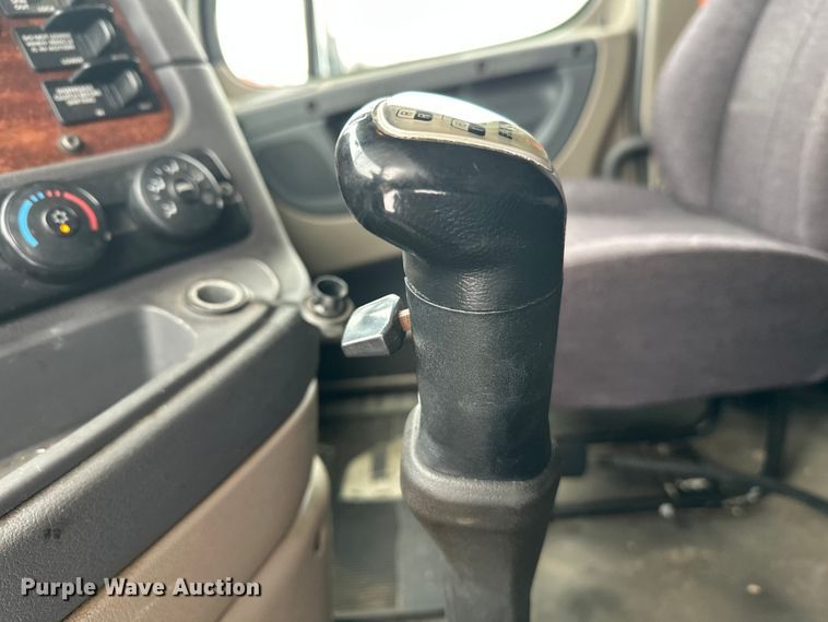 image for item FK1558 2015 Freightliner Cascadia semi truck