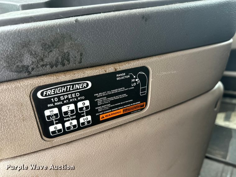 image for item FK1558 2015 Freightliner Cascadia semi truck