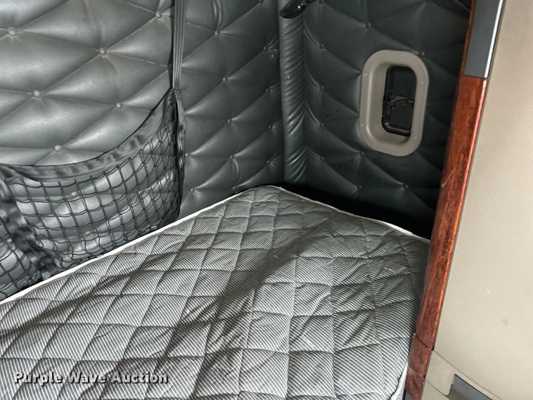 image for item FK1558 2015 Freightliner Cascadia semi truck