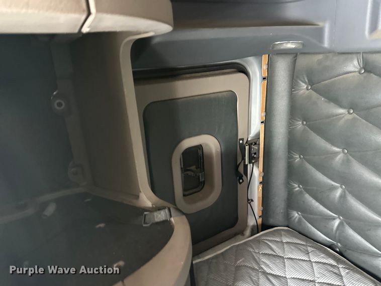 image for item FK1558 2015 Freightliner Cascadia semi truck