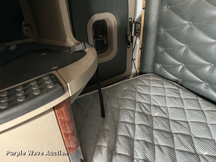 image for item FK1558 2015 Freightliner Cascadia semi truck