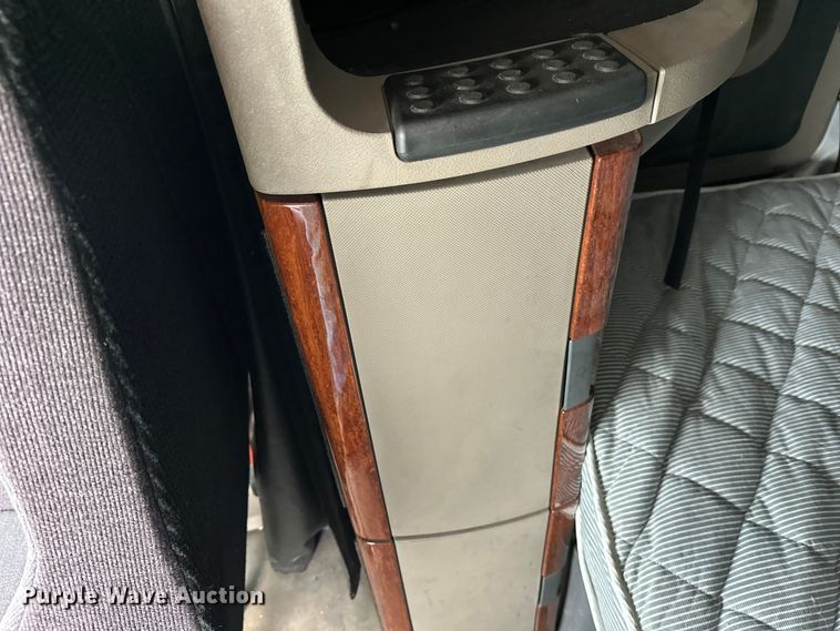 image for item FK1558 2015 Freightliner Cascadia semi truck