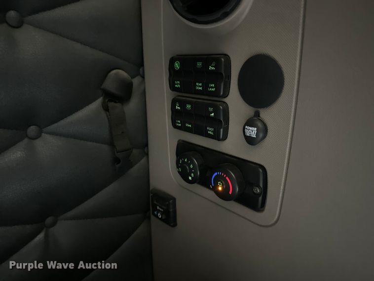 image for item FK1558 2015 Freightliner Cascadia semi truck