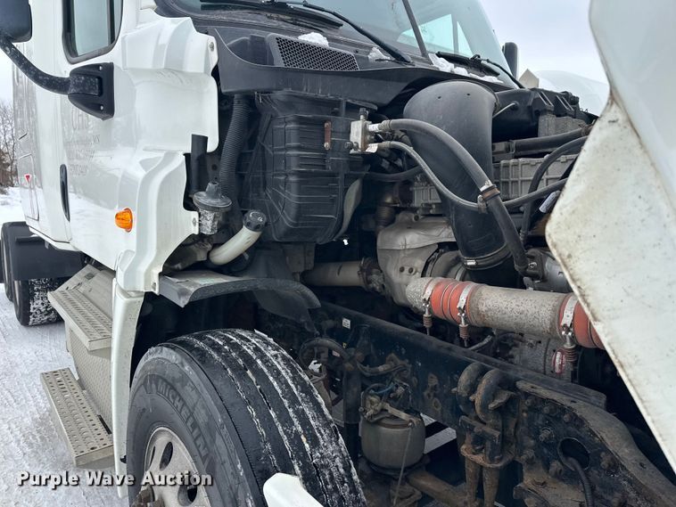 image for item FK1558 2015 Freightliner Cascadia semi truck