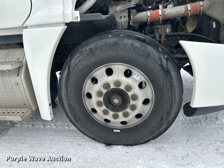 image for item FK1558 2015 Freightliner Cascadia semi truck