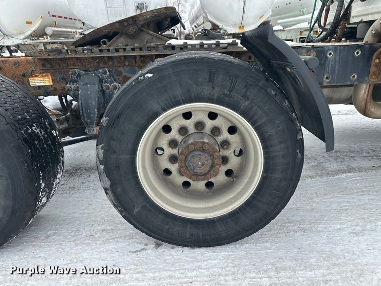 image for item FK1558 2015 Freightliner Cascadia semi truck