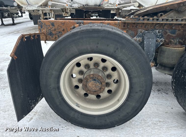 image for item FK1558 2015 Freightliner Cascadia semi truck