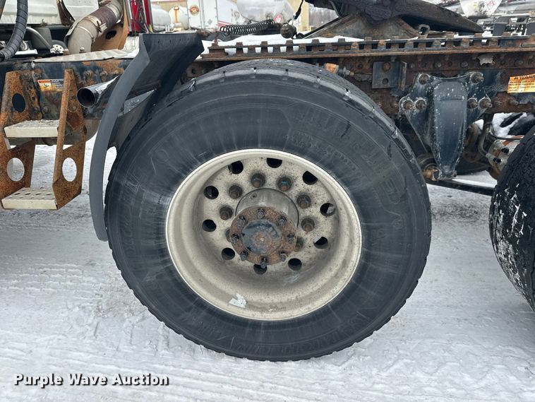 image for item FK1558 2015 Freightliner Cascadia semi truck