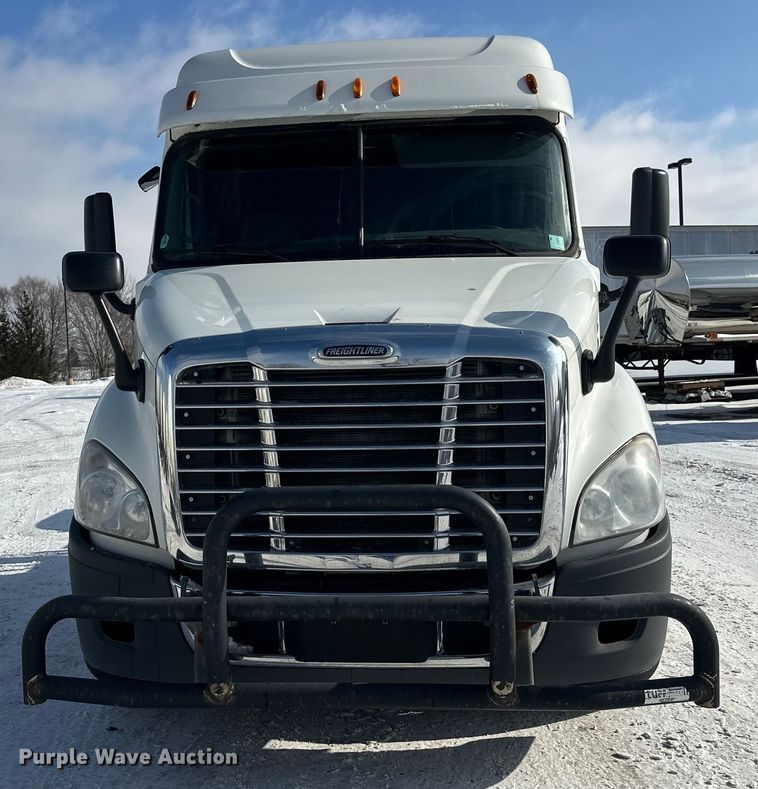 image for item FK1562 2014 Freightliner Cascadia semi truck