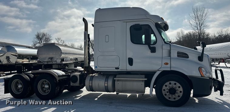 image for item FK1562 2014 Freightliner Cascadia semi truck