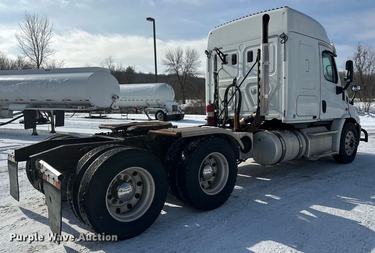 image for item FK1562 2014 Freightliner Cascadia semi truck